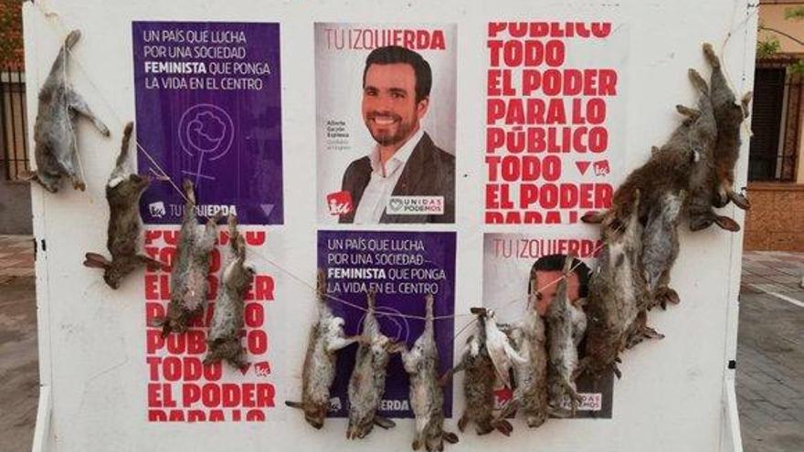 Cuelgan conejos muertos en un cartel electoral de Alberto Garzón