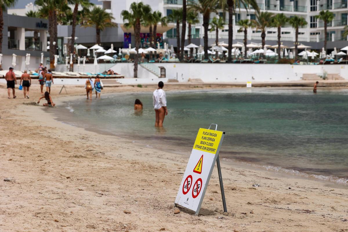 Galería: cerrada al baño la Platja d'en Xinxó por vertidos fecales