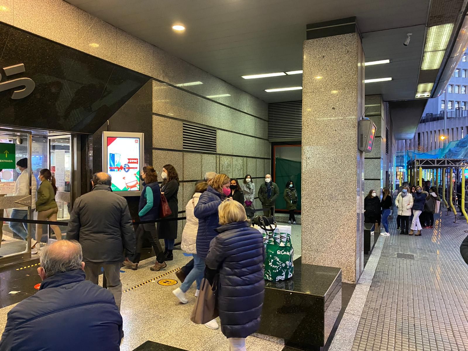 Largas colas en los centros comerciales de Palma