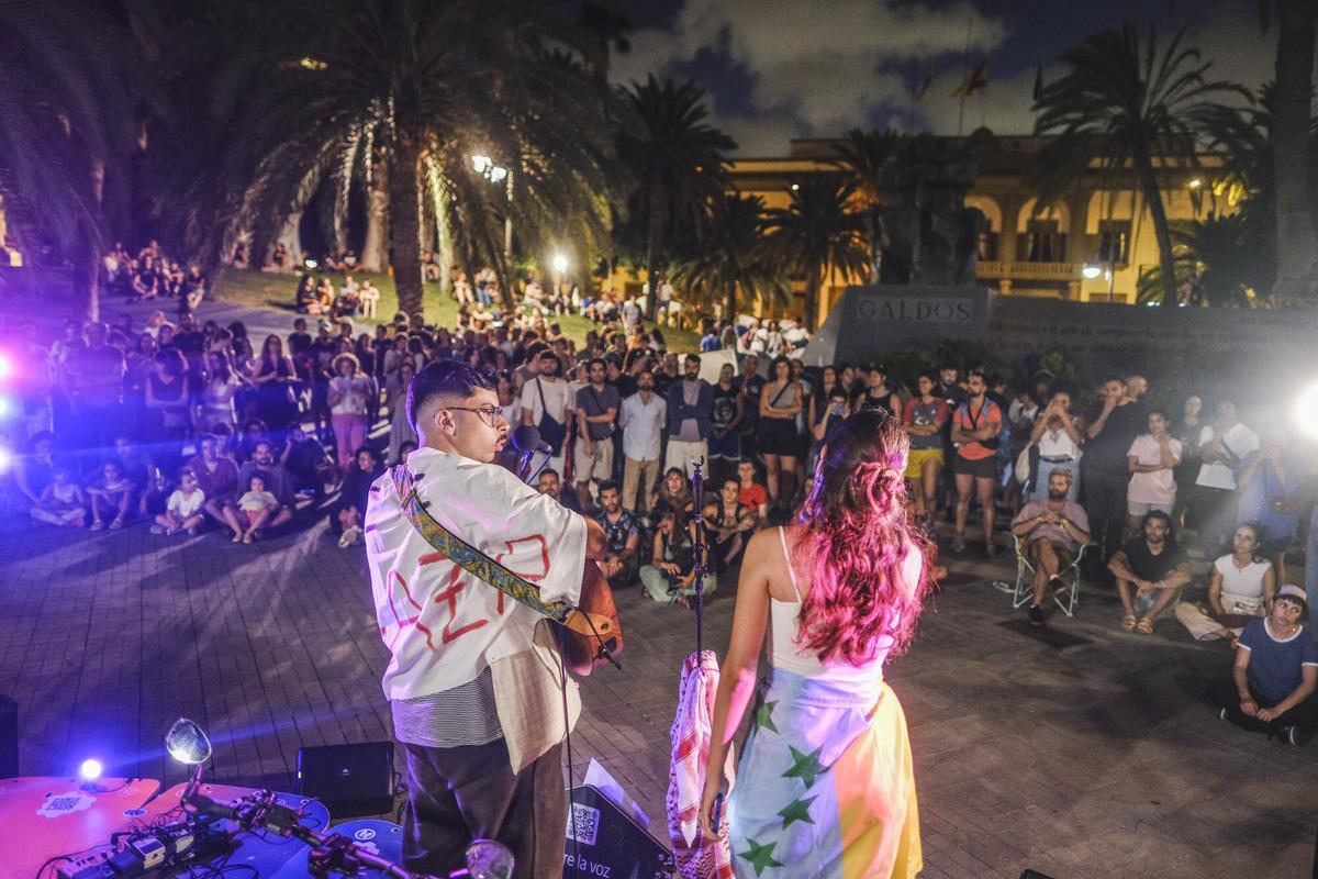 Conciertos en el segundo día de la acampada por la vivienda en la Plaza de La Feria, en Las Palmas de Gran Canaria