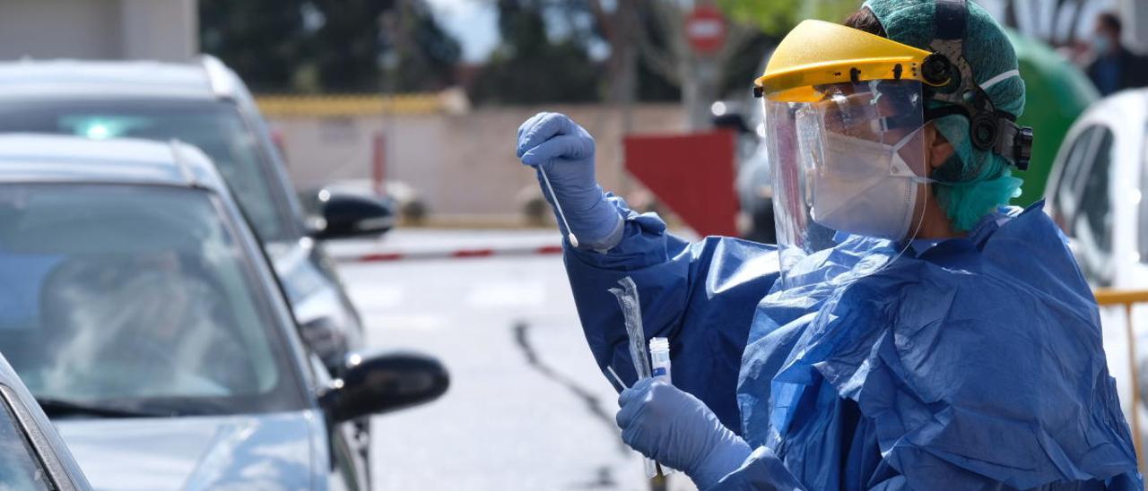 Toma de muestras a pacientes sin bajarse de su coche, en imagen de archivo