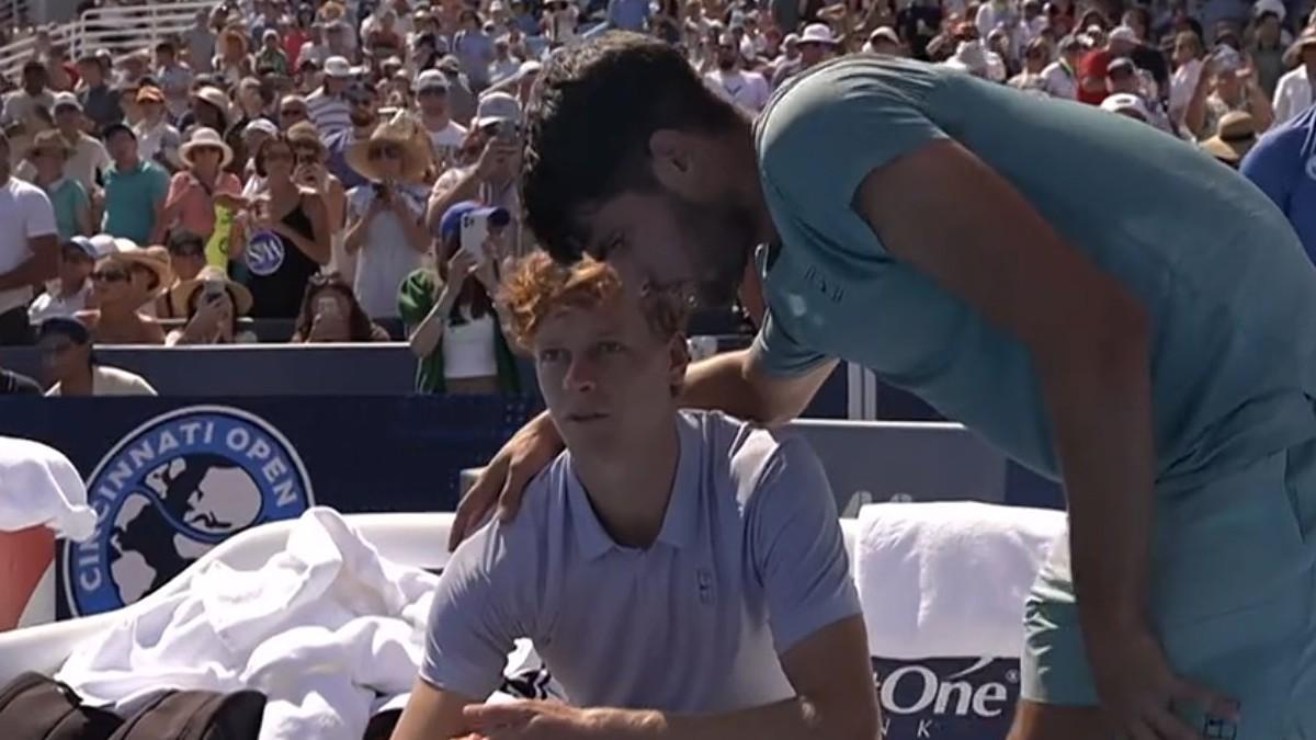 Carlos Alcaraz, consolando a Jannik SInner