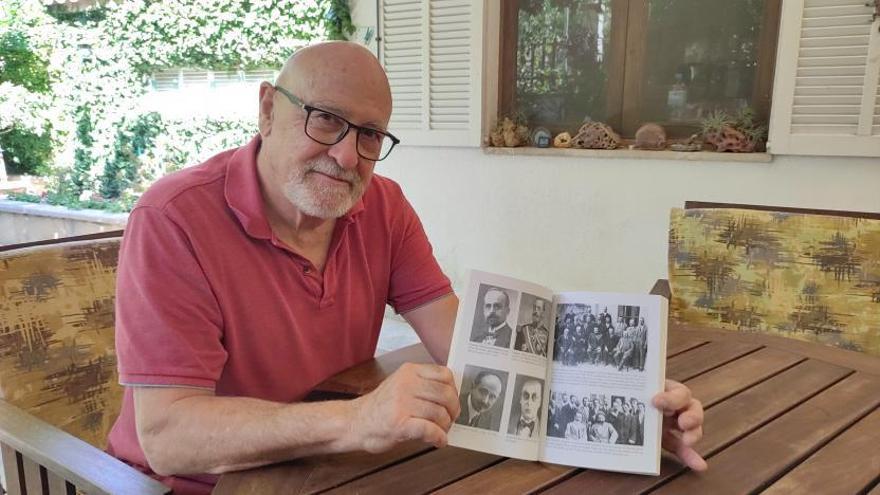 El historiador Josep Cortès exhibe su nuevo libro basado en la figura de Antoni Soler.