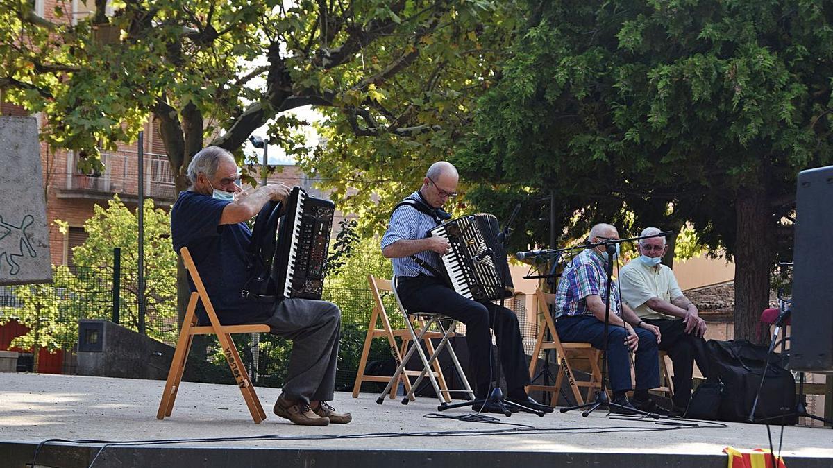 Dos acordionistes, a dalt de l’escenari tocant les seves peces | GUILLEM CAMPS