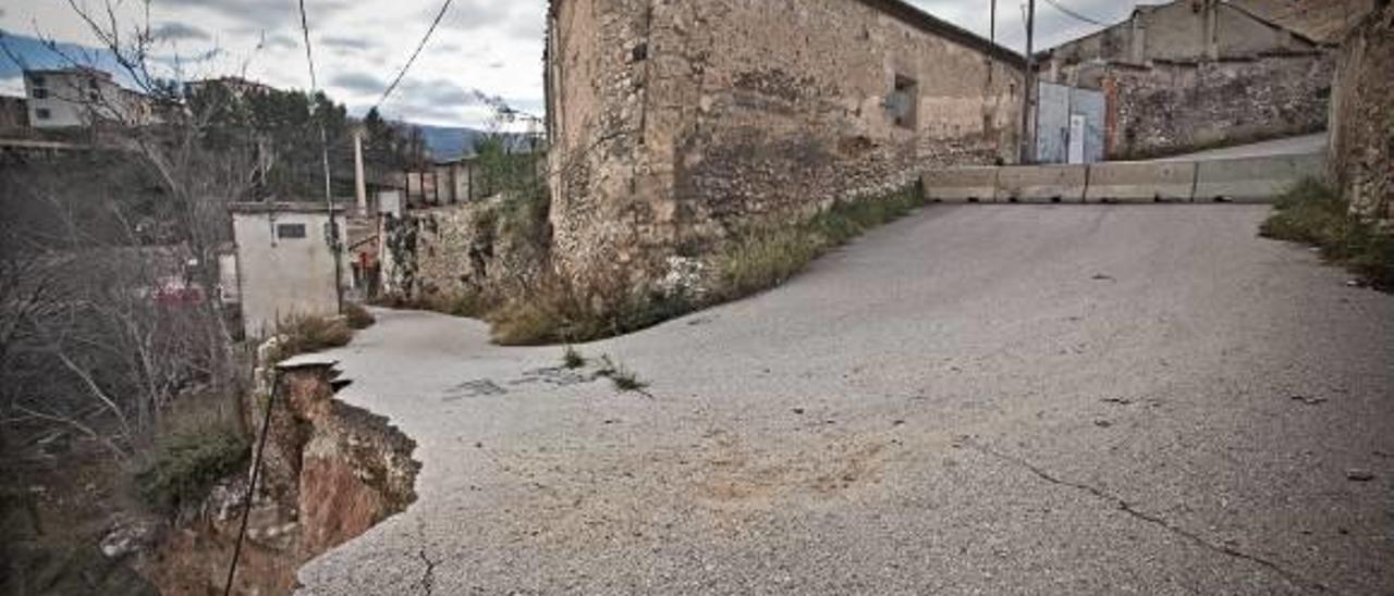 La calle permanece cortada desde enero de 2012 a causa de un enorme socavón.