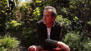 El escritor Marcos Giralt Torrente, que publica Los ilusionistas, en la sede de editorial Anagrama.