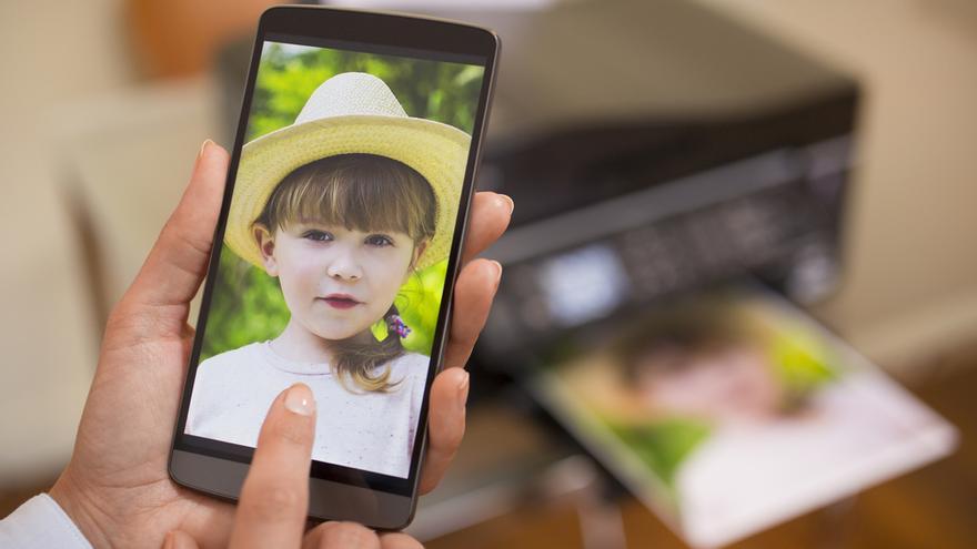 Una persona imprime una fotografía realizada con su &#039;smartphone&#039;.