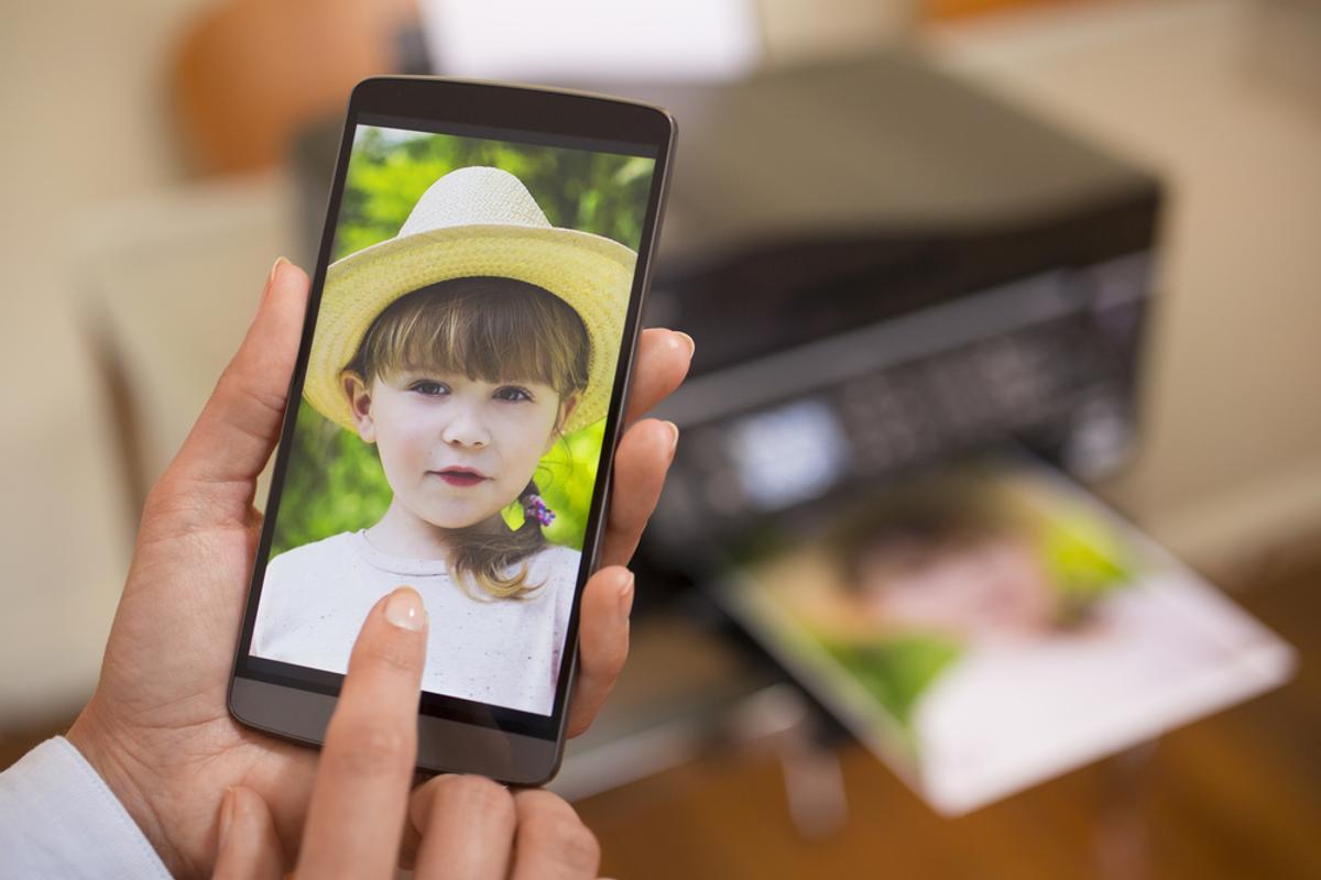 Una persona imprime una fotografía realizada con su 'smartphone'.