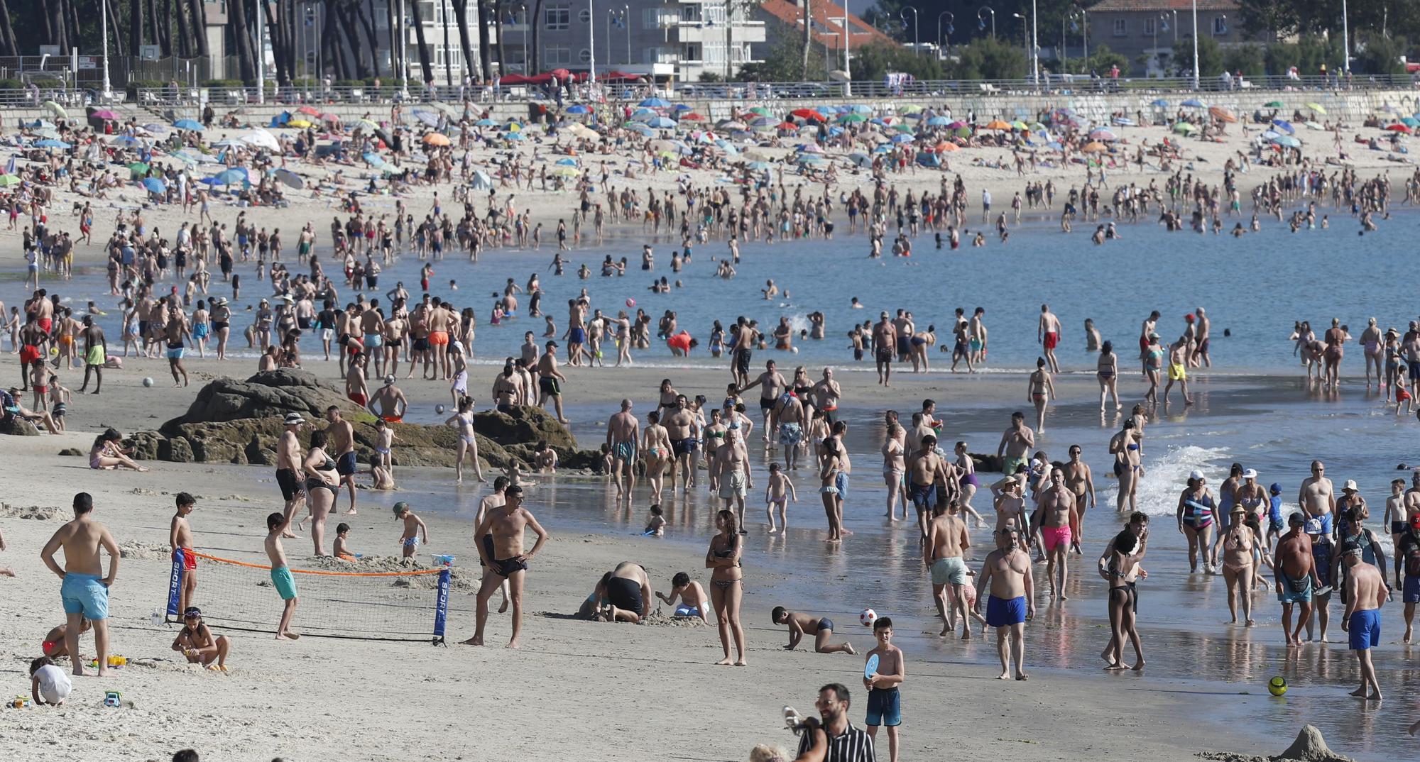 Plaga de sombrillas en Samil, con los termómetros superando los 35 grados