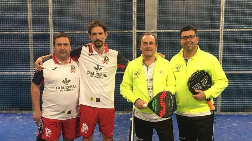 Jugadores del Viriatos P.C. Caja Rural, Abelardo Fernández y Hugo Sánchez con sus rivales