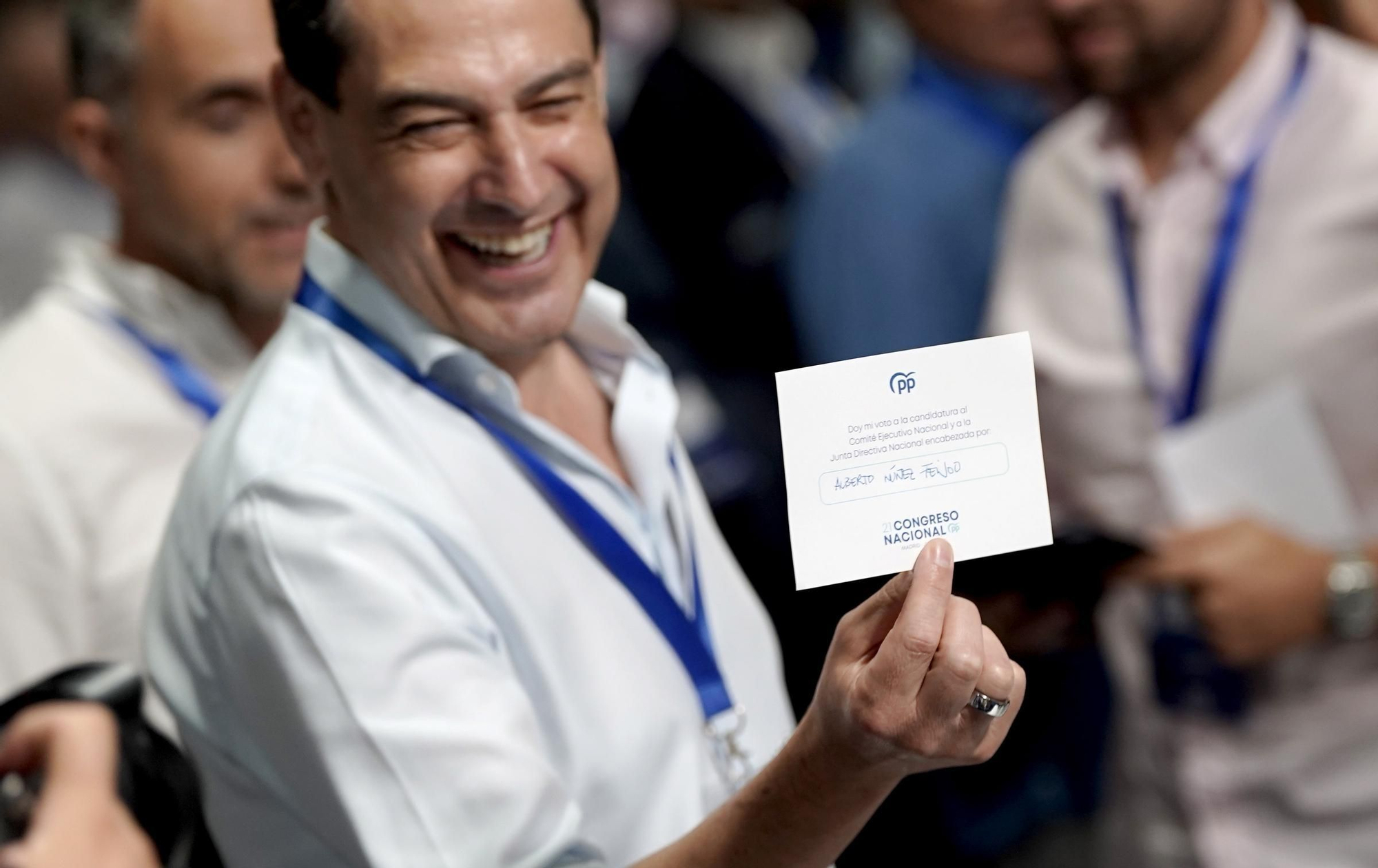 Juanma Moreno muestra su voto a Feijóo en el Congreso Nacional del Partido Popular.