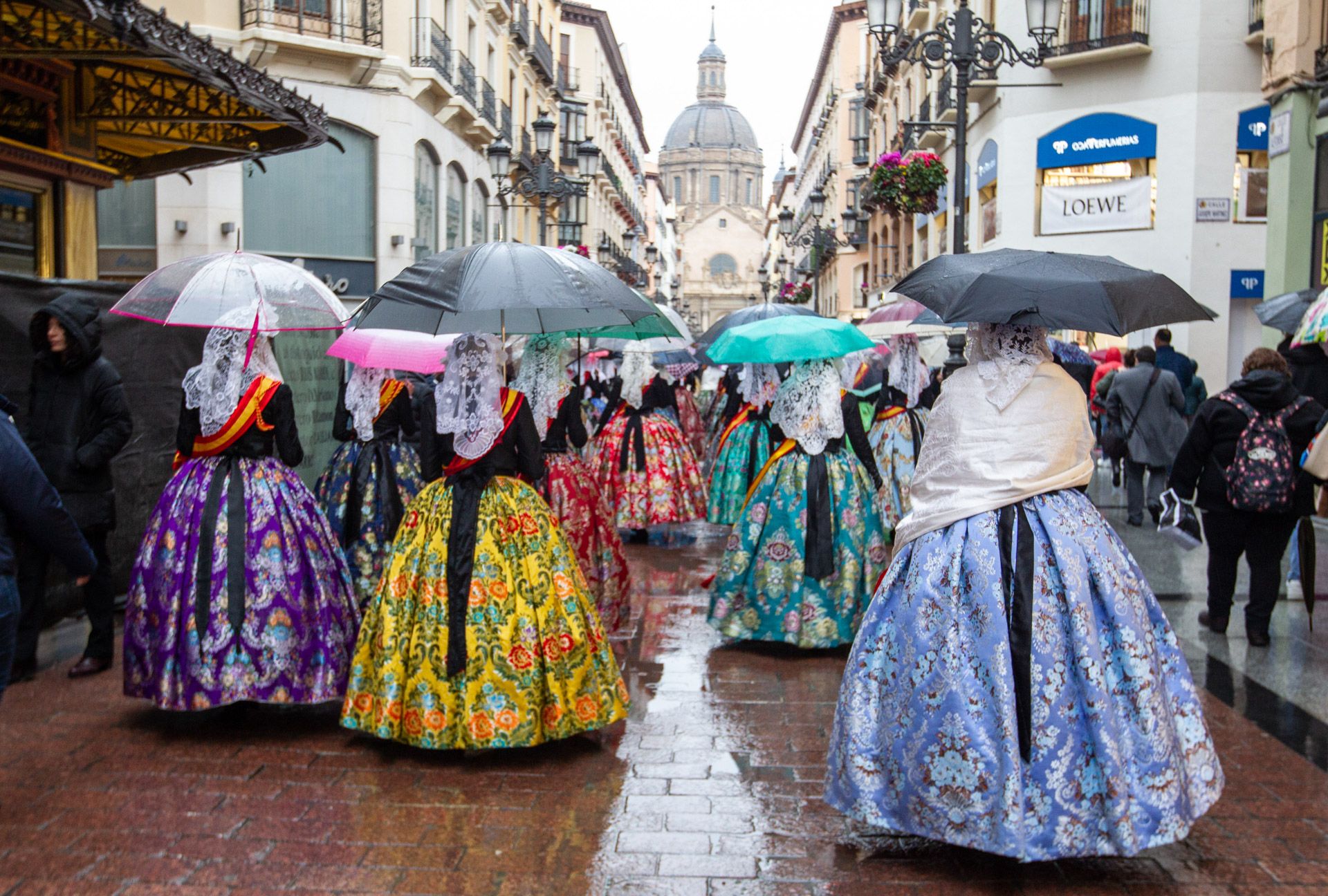 Las Hogueras se promocionan bajo la lluvia en Zaragoza