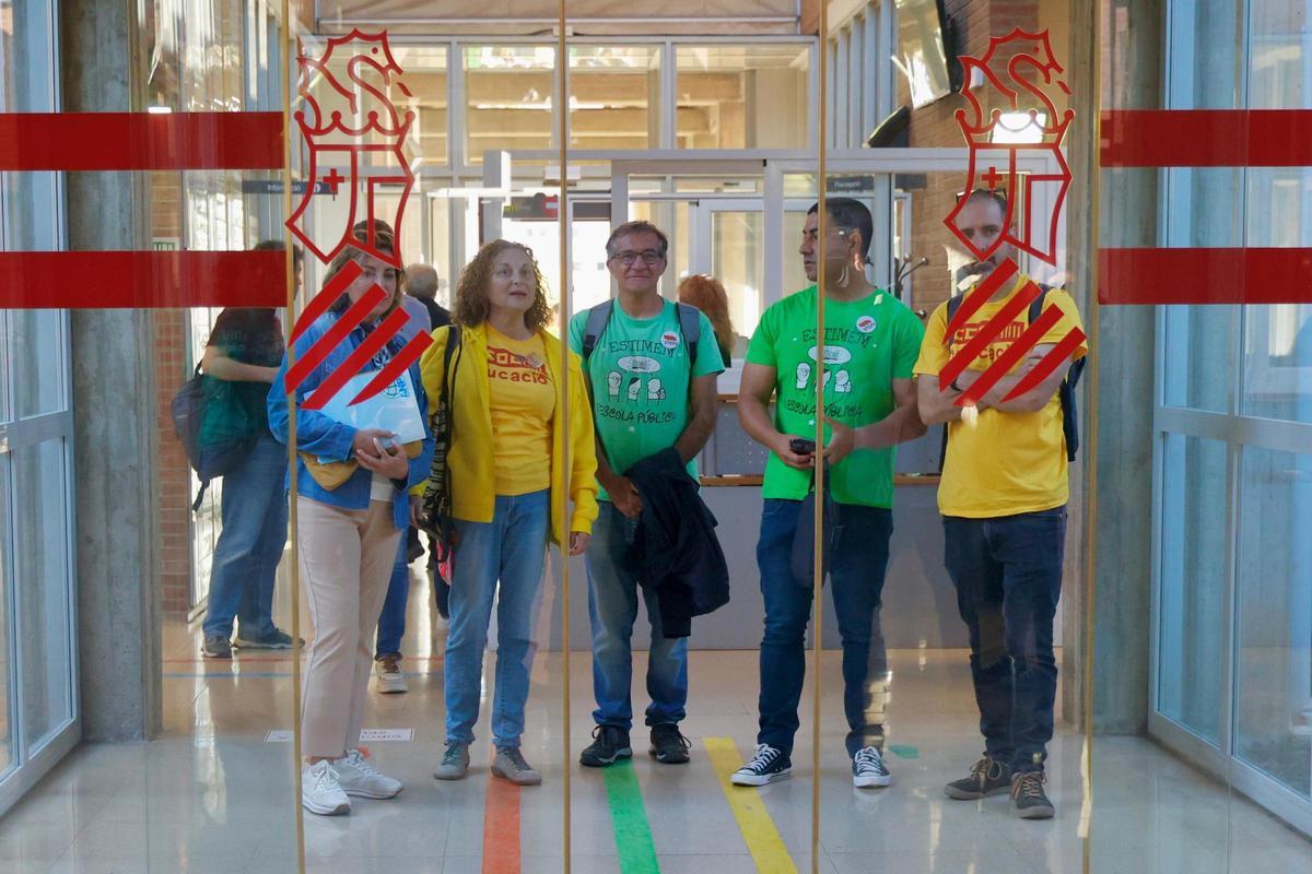 Los representantes sindicales a su entrada a Conselleria para la negociación