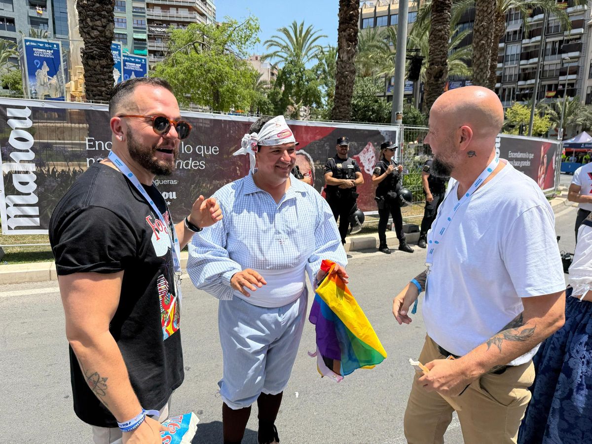 Rafa Mas, David Olivares y Emilio Ruiz, conversan antes del disparo de la mascletà.