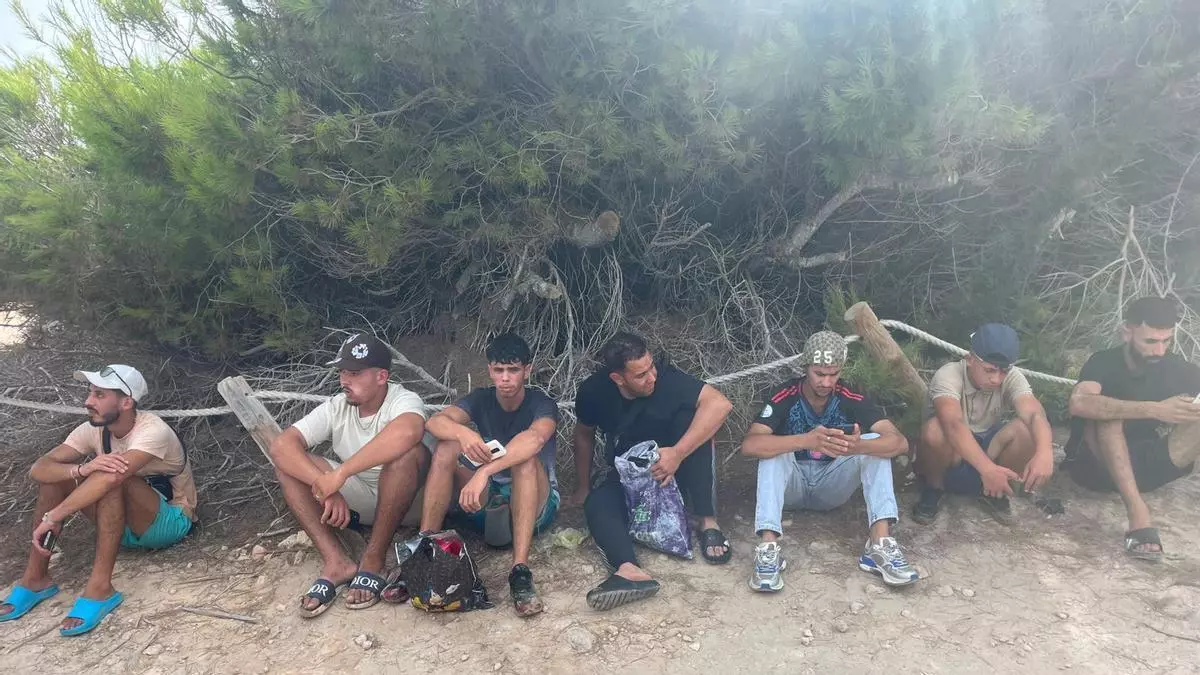 Un taxi patera deja a un grupo de argelinos en Formentera, entre ellos una mujer y varios menores