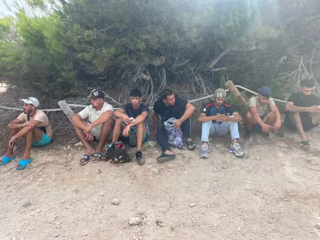 Galería: migrantes argelinos llegados en pateras a Formentera