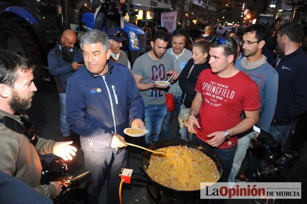 La noche de protesta de los agricultores se pasa con migas