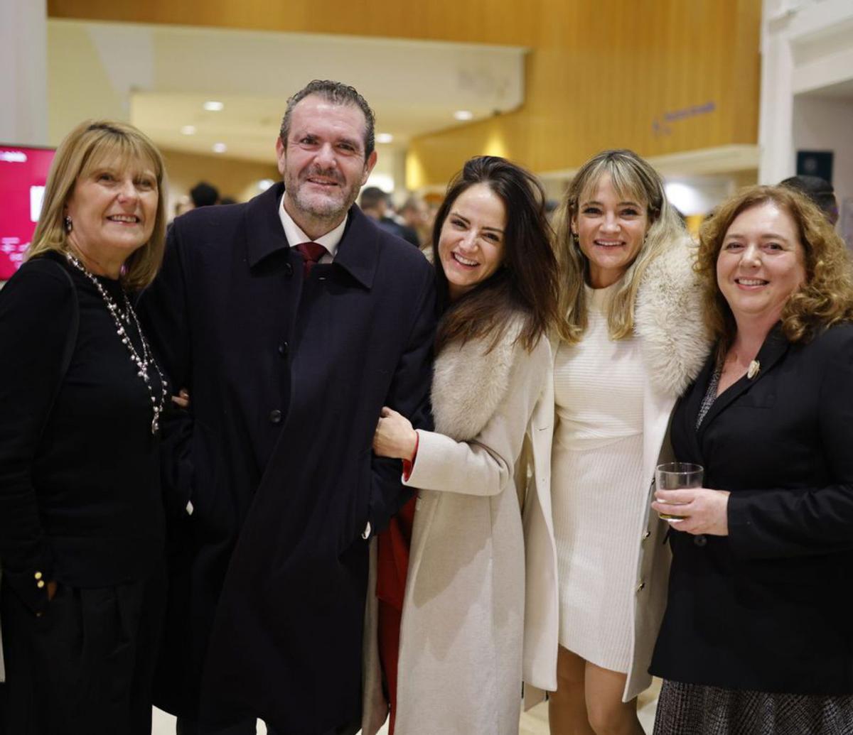 Asunción Sáez, presidente de Adirmu, junto a Enrique Ayuso, Carmen Ladrón de Guevara, Pilar Ladrón de Guevara y Reyes Menárguez, de Hefame. | IVÁN URQUÍZAR