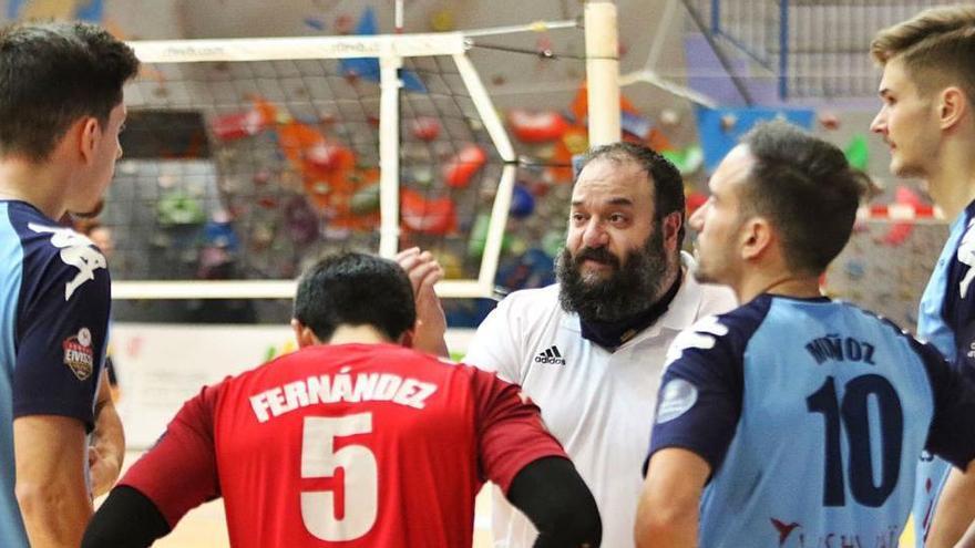 Aitor Barreros, entrenador de la UD Ibiza-Ushuaïa Volley, conversa con sus jugadores durante uno de sus partidos en es Viver.