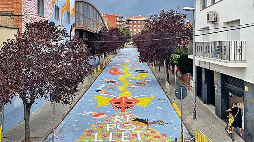 L’il·lustrador Valentí Gubianas finalitza un mural de grans dimensions a Ripollet | AJUNTAMENT DE RIPOLLET