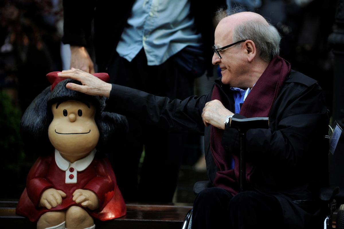 El dibujante Joaquín Salvador Lavado, también conocido como Quino, toca una escultura de su personaje cómico Mafalda, durante la ceremonia de inauguración de un parque de San Francisco en Oviedo