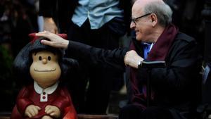  El dibujante Joaquín Salvador Lavado, también conocido como Quino, toca una escultura de su personaje cómico Mafalda, durante la ceremonia de inauguración de un parque de San Francisco en Oviedo.