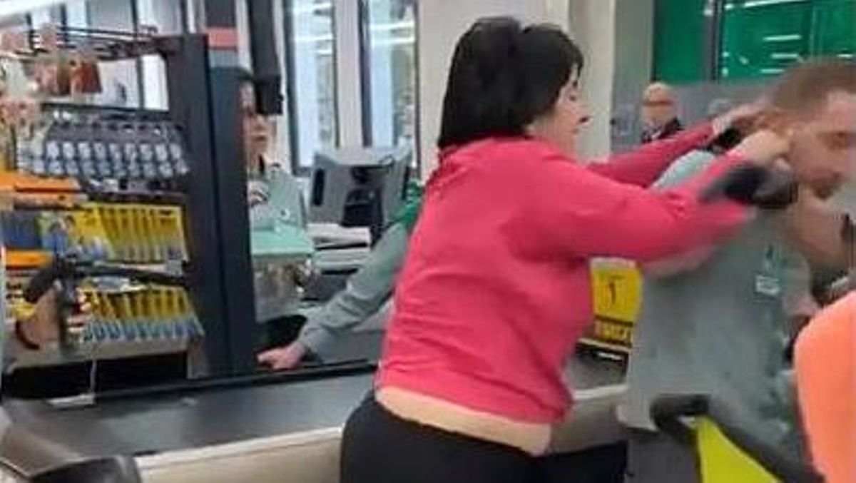 Una mujer, pillada robando agrede a los empleados del súper