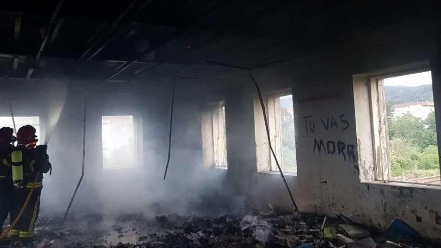 Momento en el que se controlan las llamas en el interior del abandonado edificio. // Protección Civil Catoira