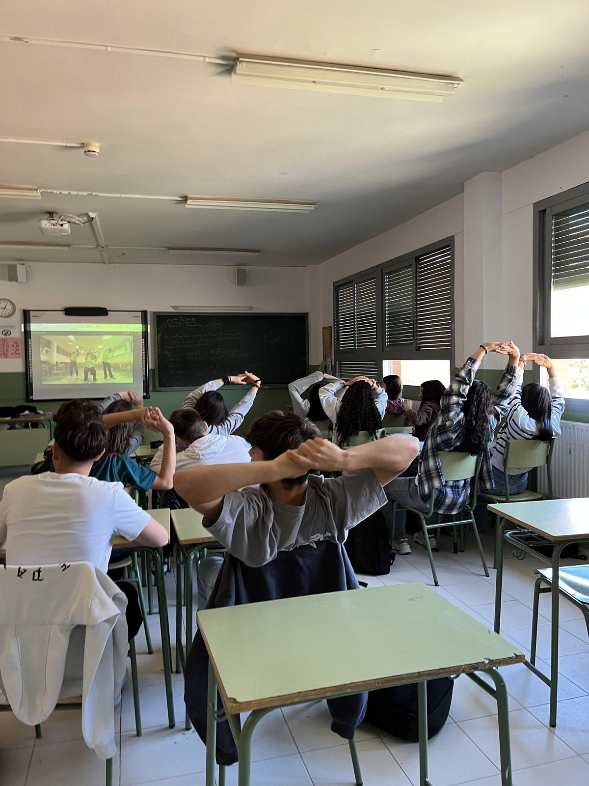 Los alumnos del IES Ítaca de Zaragoza estiran y realizan ejercicios dentro del programa 'Pausas Activas'