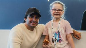 Carlos Sainz, con Thea