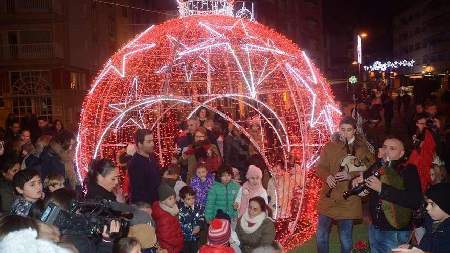 El alumbrado navideño ya luce en las calles de Sanxenxo. // Rafa Vázquez
