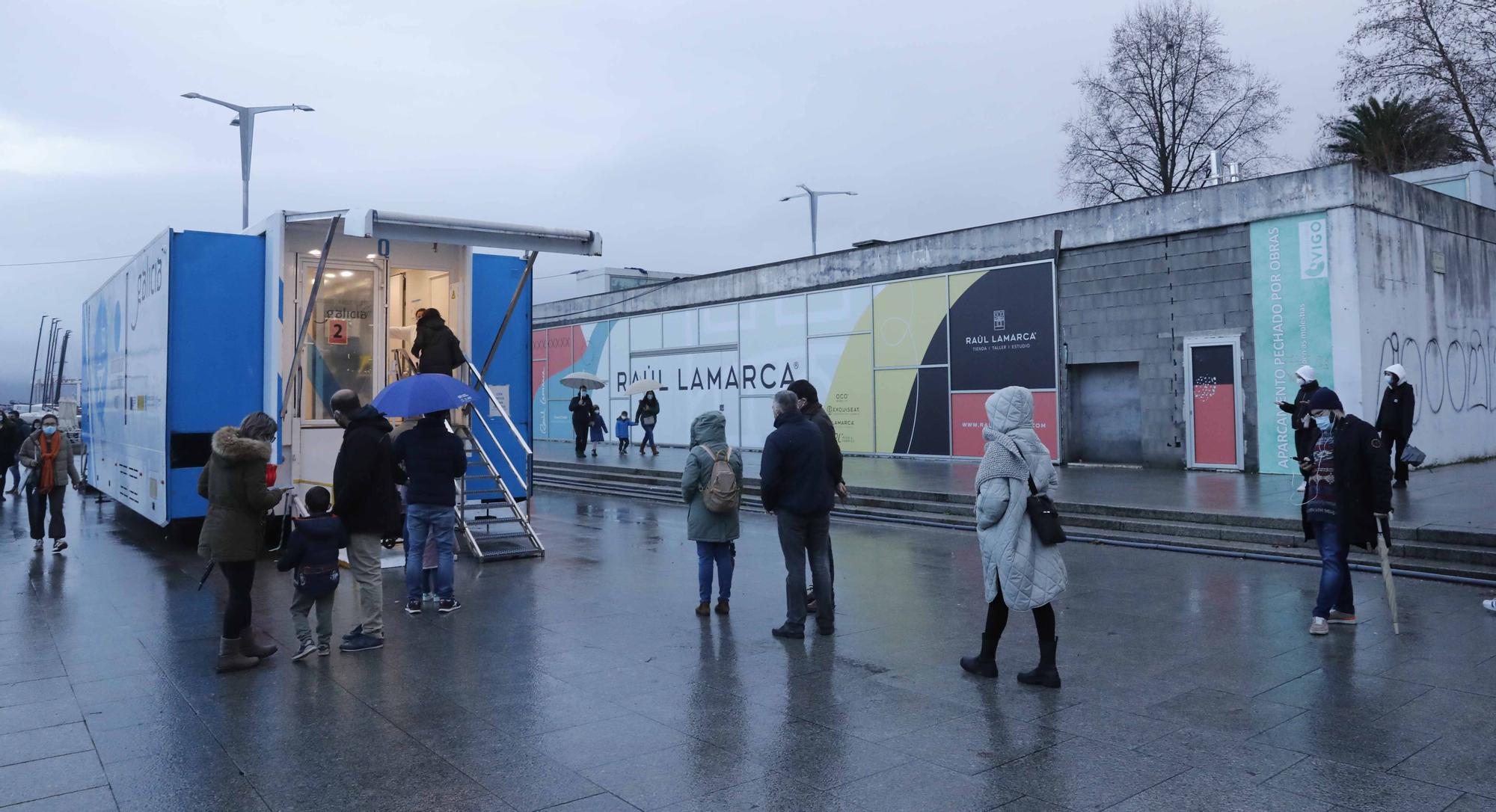 Madrugón y colas kilométricas en Vigo para mesas "saludables" por Navidad