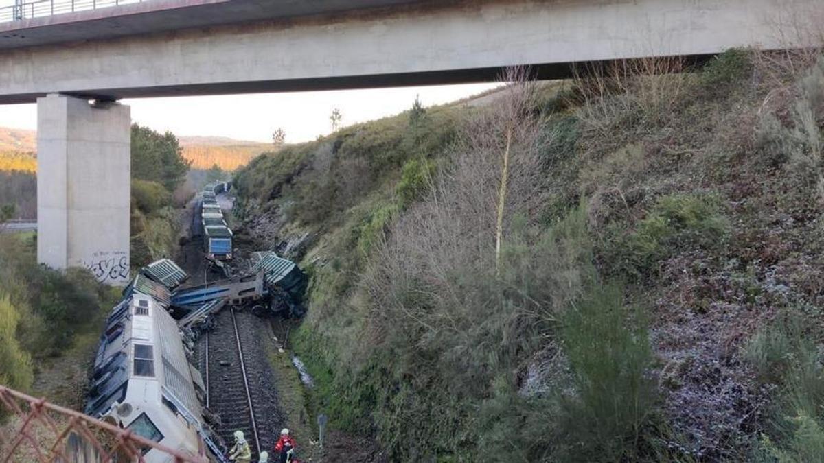 El tren descarrilado a su paso por A Xesta.