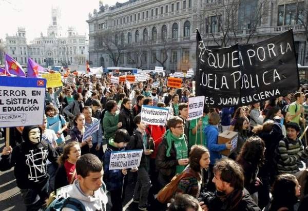 Miles de estudiantes claman contra los recortes