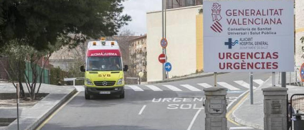 Una ambulancia espera en la zona de urgencias del Hospital General de Alicante.