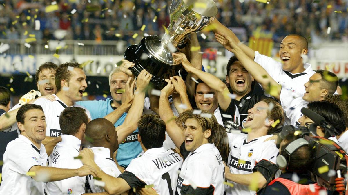 El Valencia se proclama campeón de LaLiga 2001/2002