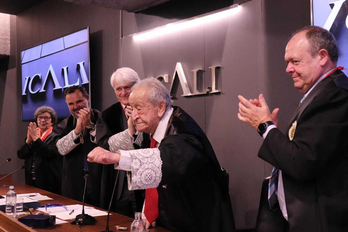 Un momento del homenaje que recibió Manuel Caballero en el Icali.