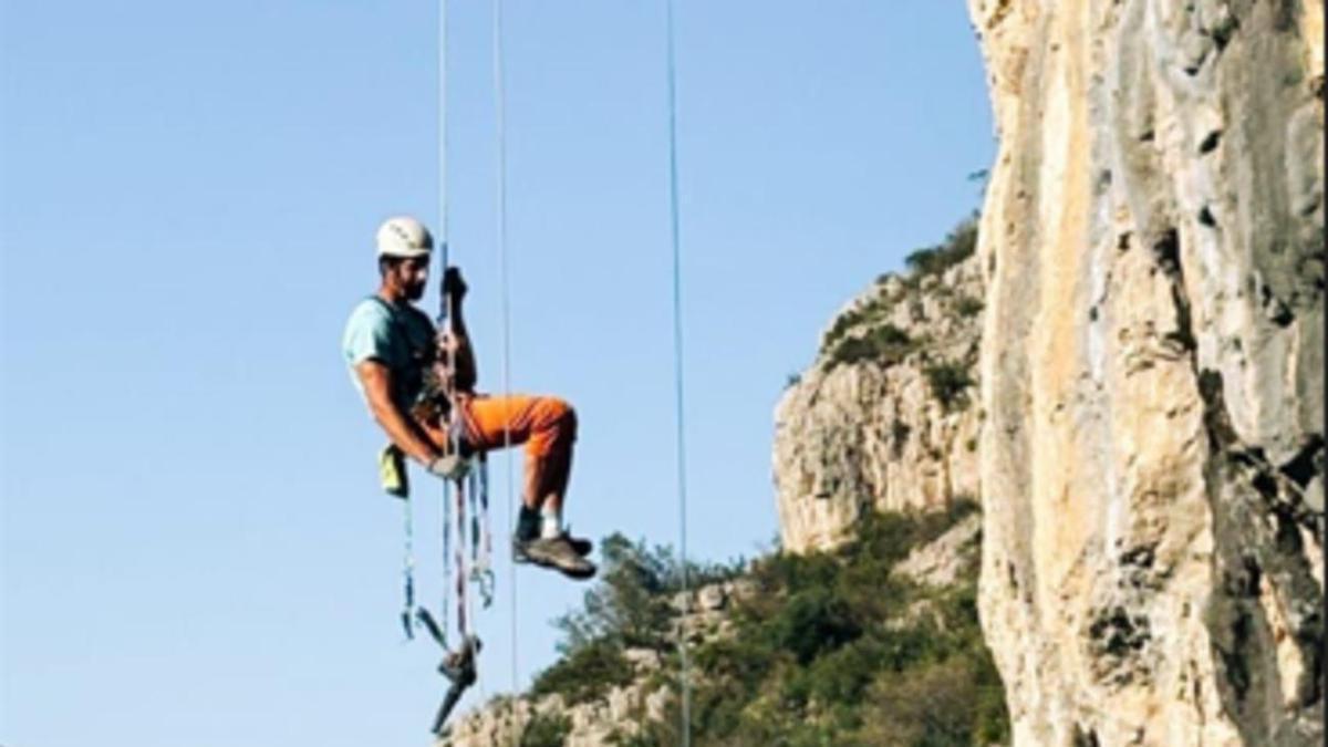 Un montañero practica escalada