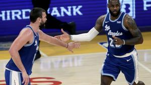 Marc Gasol y Lebron James, en el partido ante Minnesota