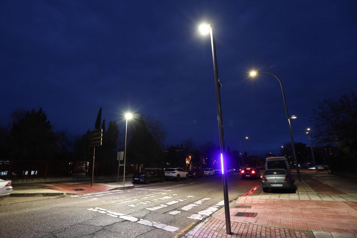 Dichas luminarias estarán equipadas con destellador secuencial y sensor volumétrico de presencia