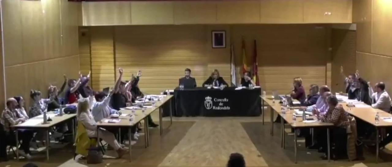 Los ediles del PP, a la izquierda, y los de AER (dcha.) votan en contra de la ordenanza en el pleno.  // FdV