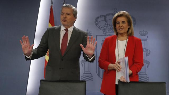 El portavoz del Gobierno y ministro de Cultura, Íñigo Méndez de Vigo, y la ministra de Empleo, Fátima Bañez.
