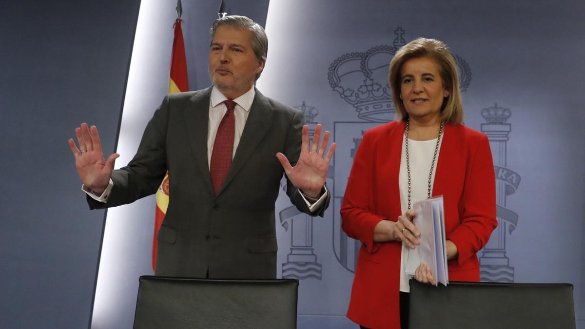 El portavoz del Gobierno y ministro de Cultura, Íñigo Méndez de Vigo, y la ministra de Empleo, Fátima Bañez.