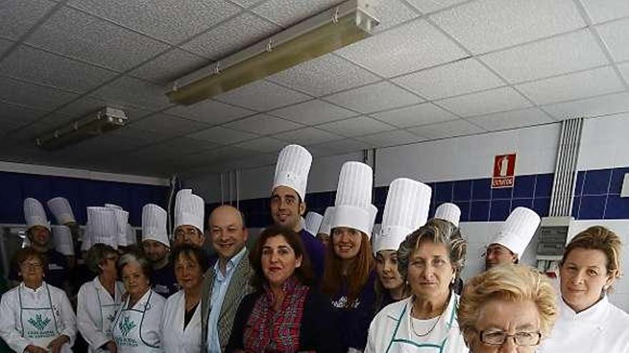 Las personas que colaboraron en la iniciaitiva, con los dulces elaborados.