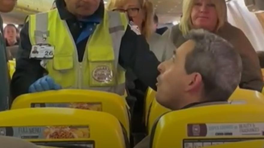 Ryanair inicia acciones legales contra un pasajero rebelde que retrasó 40 minutos un vuelo de Lanzarote a Santiago