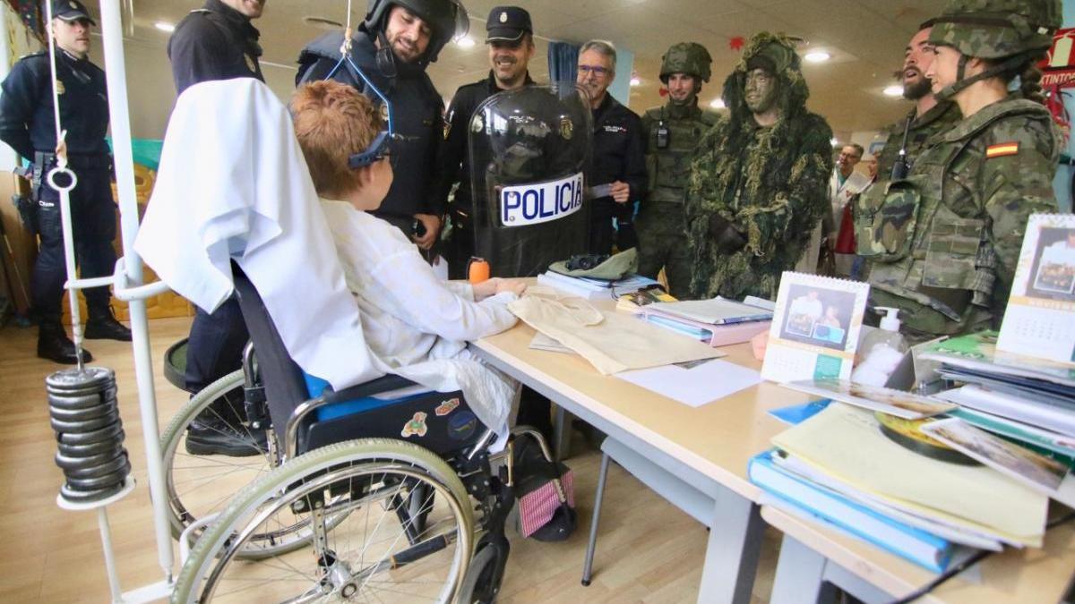 La asociación Sonrisas visita a los pequeños hospitalizados por el Día Universal del Niño