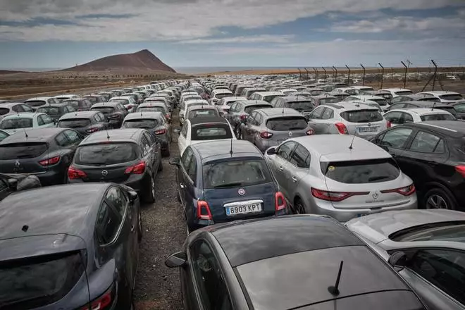Coronavirus en Tenerife: Coches de alquiler aparcados en un descampado de Tenerife Sur