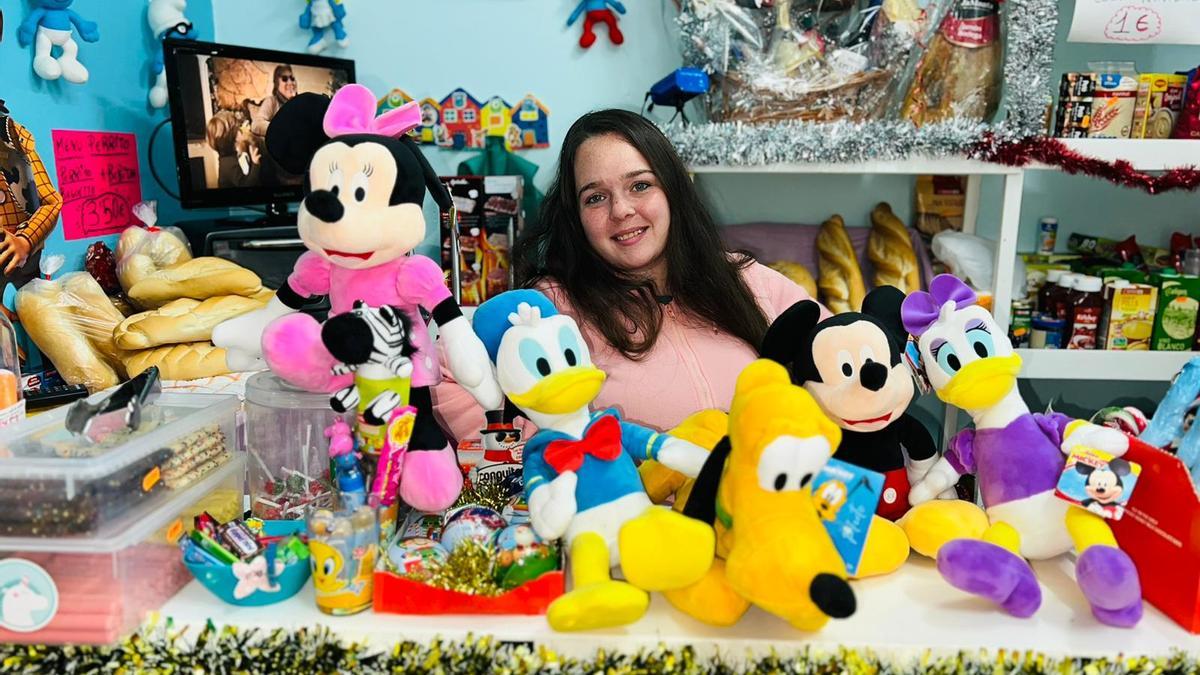 Noelia Collado con su colección de peluches Disney.