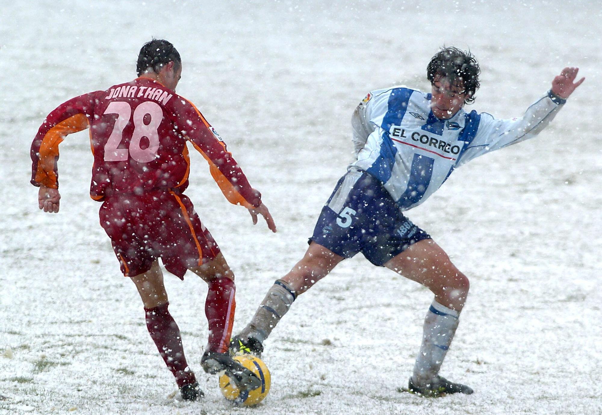Jonathan Aspas y Sarriegi durante la nieve del Alavés-Celta de 2005