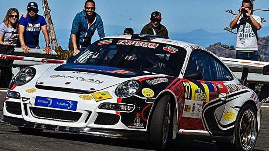 Iván Armas, a los mandos del Porsche 911 GT-2010.